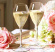 Champagneglas i plast och rosor