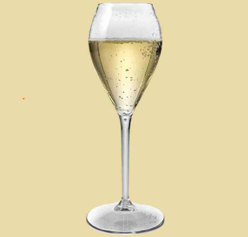 Champagneglas i plast med champagne mot sandf�rgad bakgrund