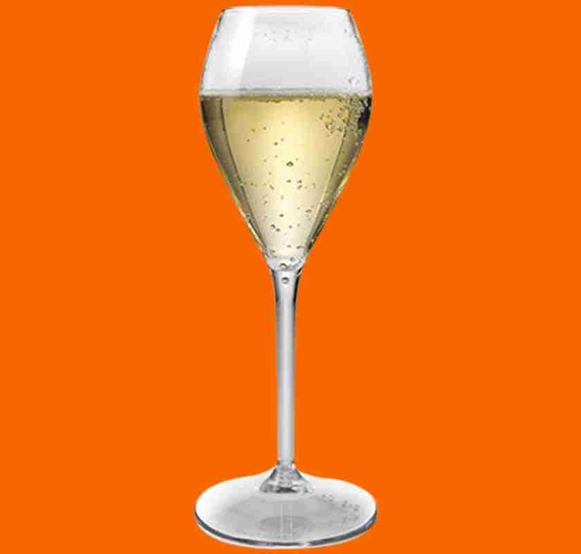 Champagneglas i plast med champagne mot orange bakgrund