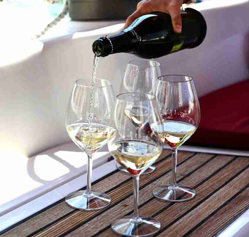 Fyller p� 4 vinglas i plast med vitt vin