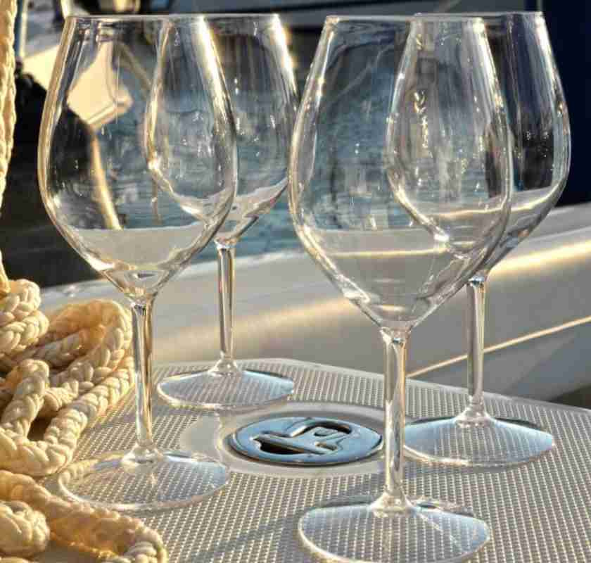 vinglas I h�rd plast p� b b�td�ck 