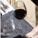 Dukat med vinglas i plast med rtt vin och ett dricksglas 