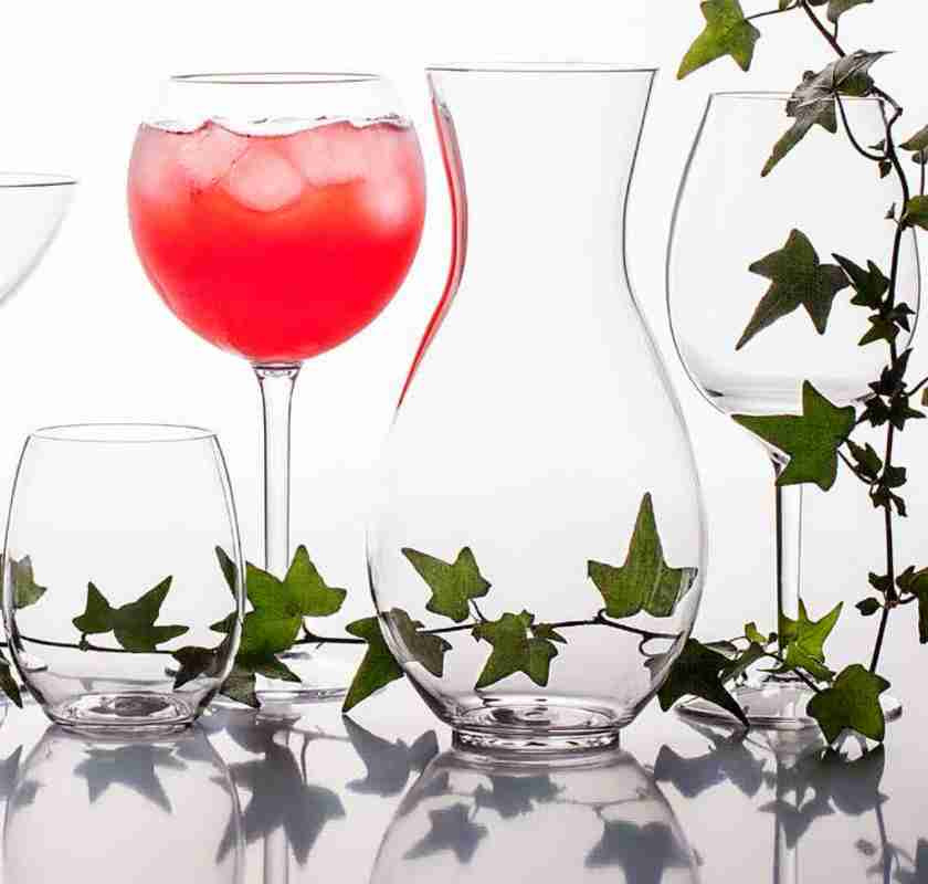 Glas och karaff av plast tillsammans med murgr�na