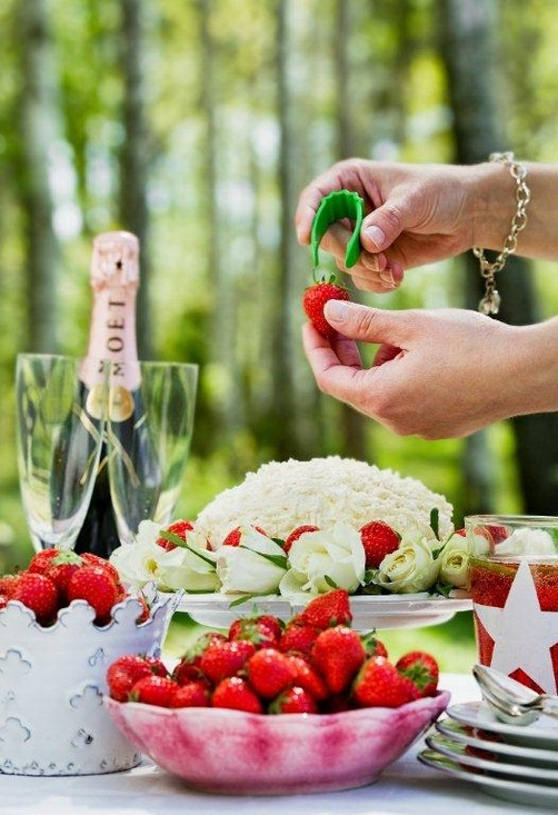 Fat med jordgubbar och n�gon snoppar jordgubbe med gr�n snoppare f�r jordgubbar