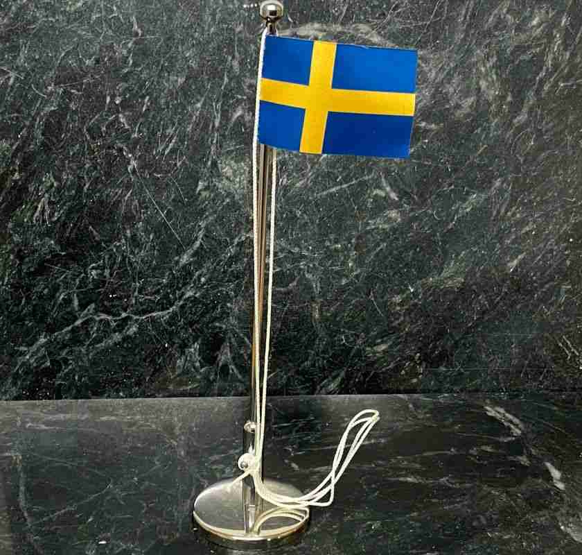 svensk bordsflagga med kromad st�ng p� marmorskiva