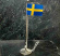 Svenska flaggan. Bordsflagga svensk bordsflagga med kromad stång på marmorskiva
