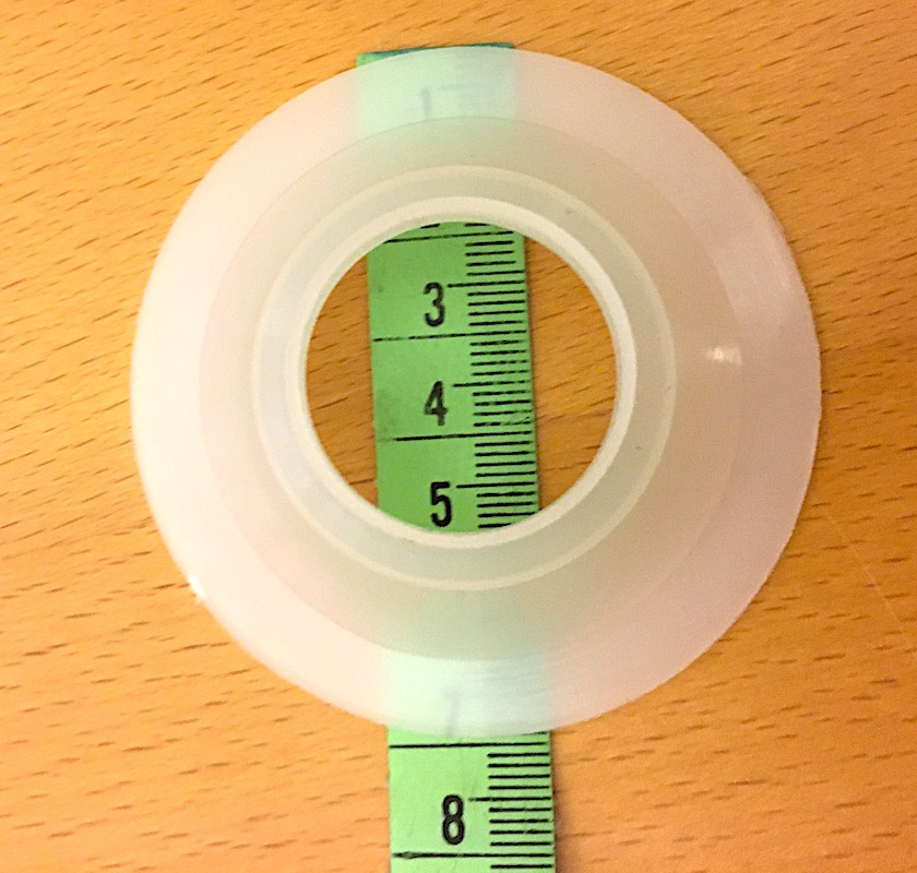 korvhorn till k�ttkvarn, Plattan slom f�sts i ringen p� k�ttkvarnen och m�ttband 7cm ytterm�tt