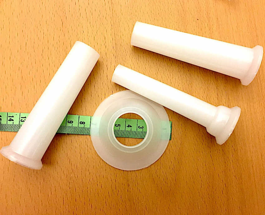 tre korvhorn i ett set p� bord men m�ttband