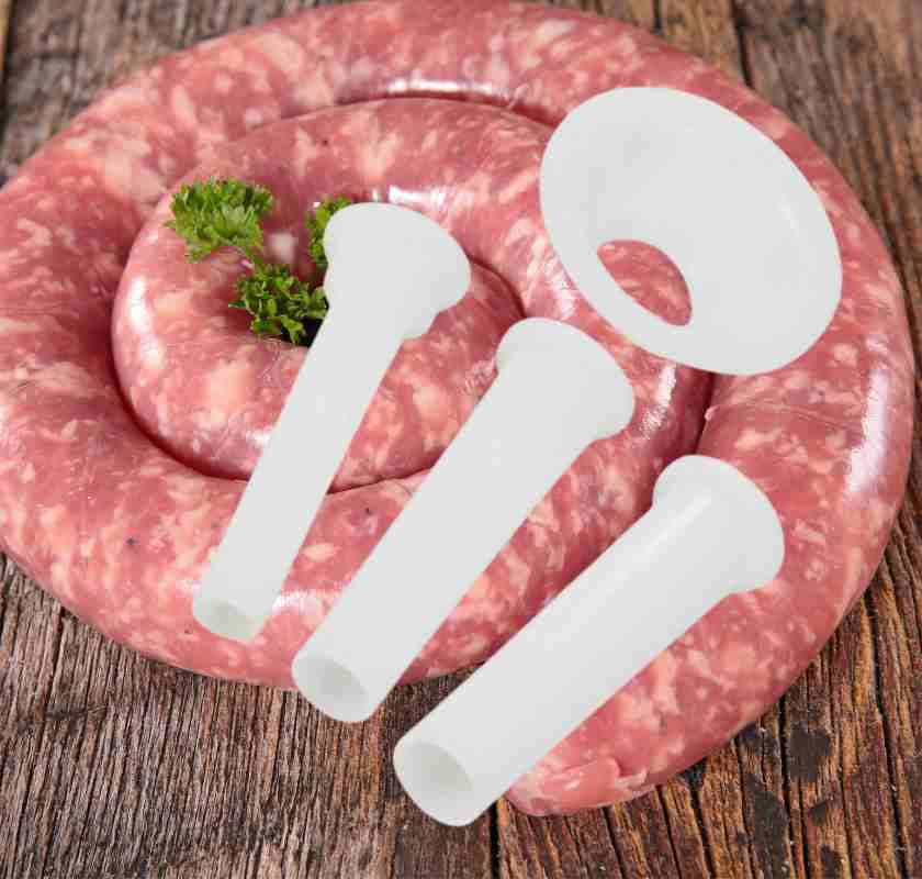 Korvhorn med korv i bakgrunden