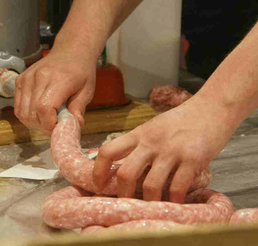 Tillverkar korv med korvhorn