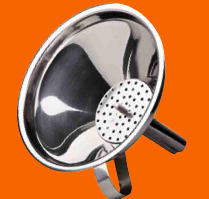 Tratt med sil i rostfrittst�l liggande mot orange