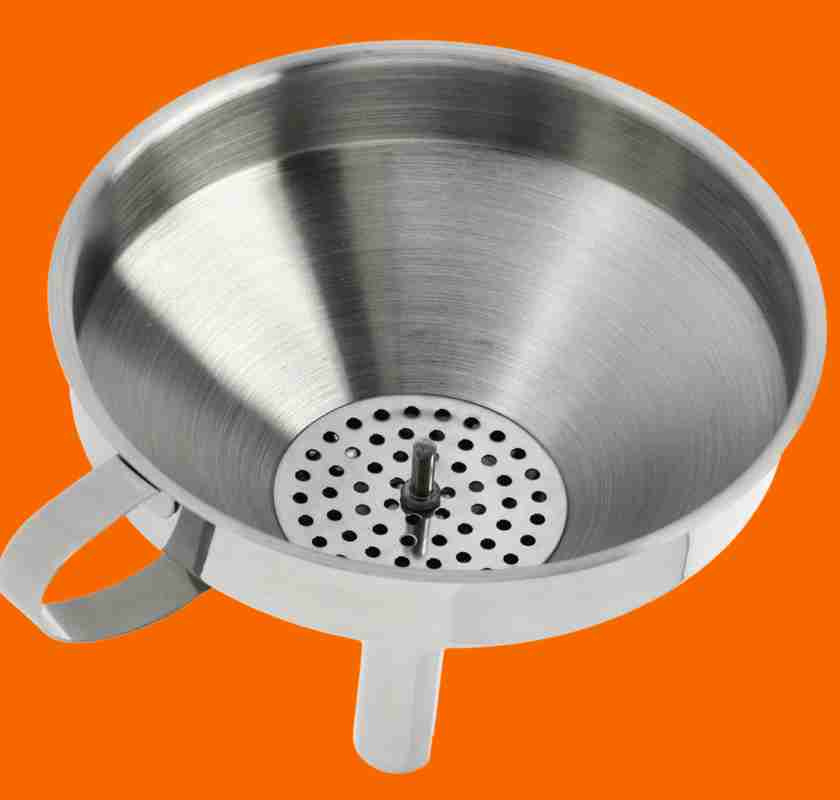 Tratt med sil i rostfrittst�l mot orange