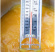 Termometer för syltkokning, socker och frityr mäter temperaturen i gul marmelad