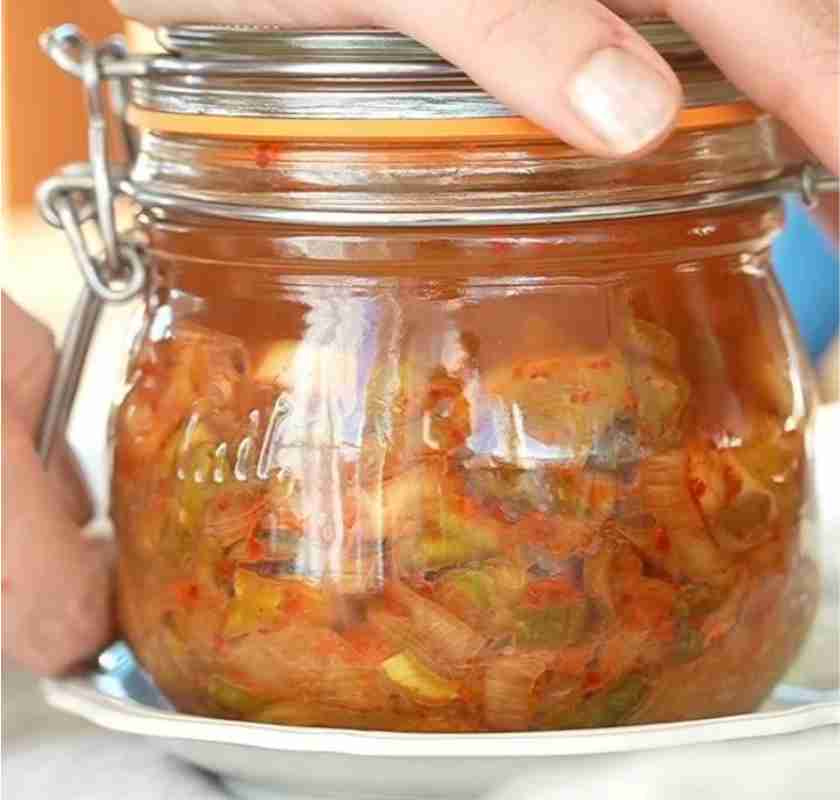 Kn�pper ihop konserveringsburk med Ratatouille