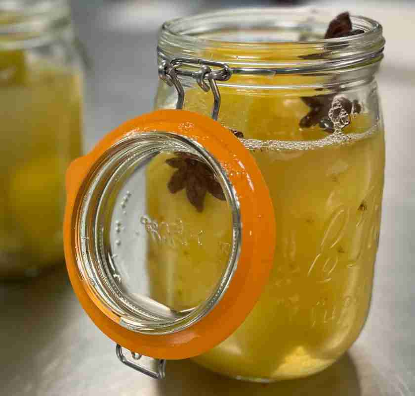 Konserveringsglas med gul inl�ggning och stj�rnanis