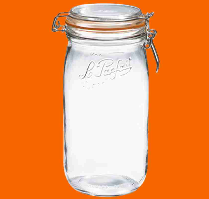 konserveringsburk med sn�pplock mot orange bakgrund