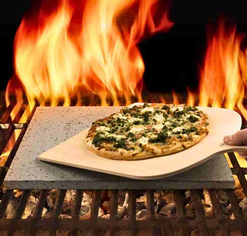Eppicotispai pizzasten i lava med spade p� FreakyKitchen
