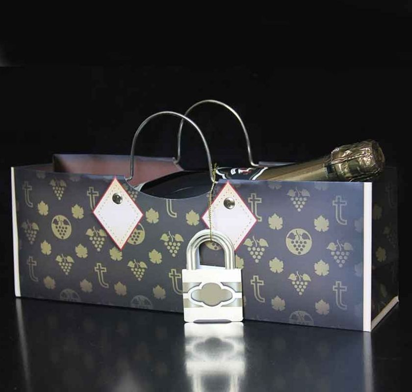 V�ska till vinflaska LV med champagneflaska mot svart