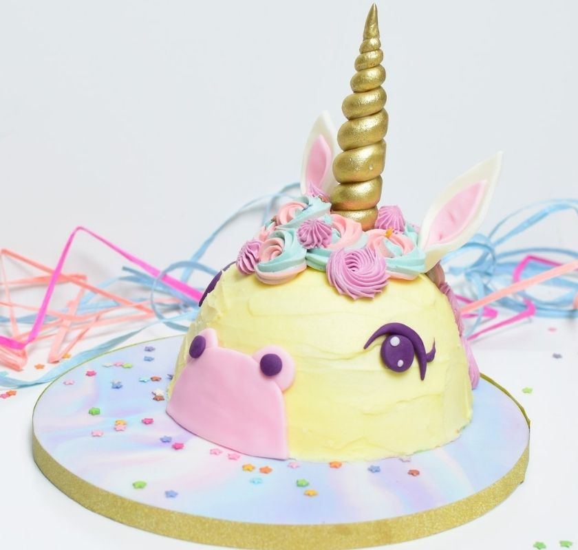 t�rta  enh�rning med runt huvud bakad av rund bakform