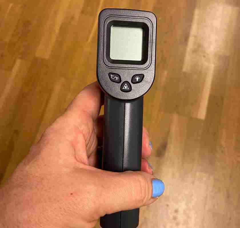 Displayen p� termometer infrar�d med sticka f�r innertemp & minnesfunktion 