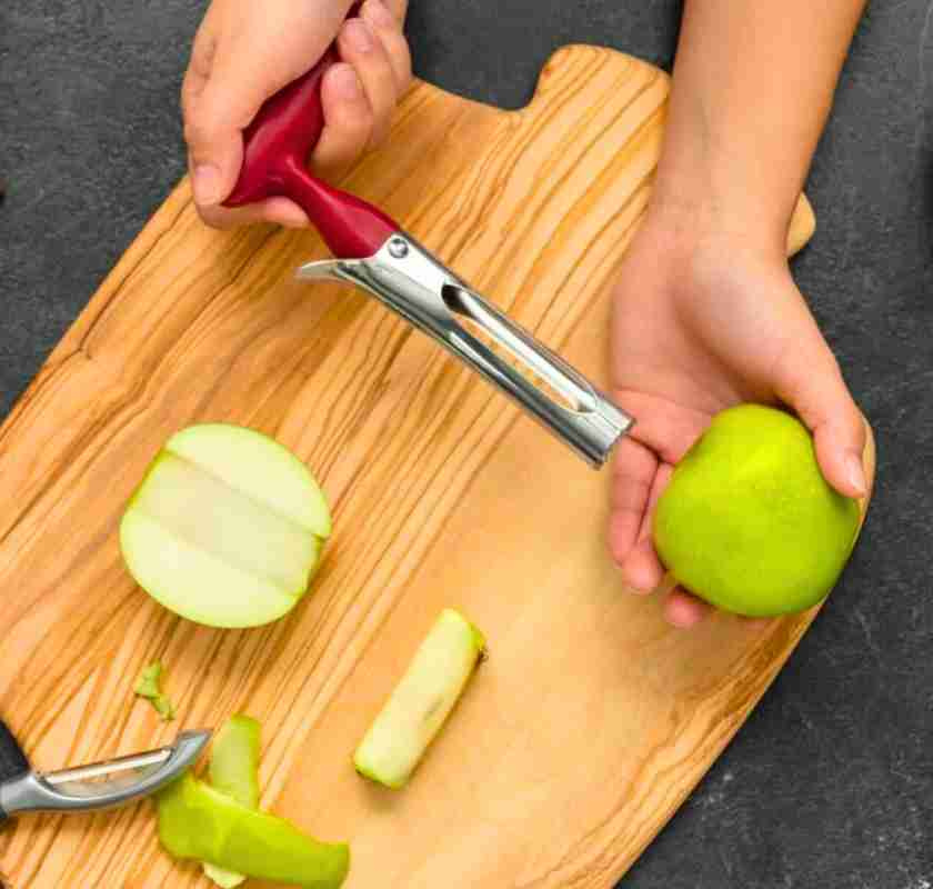 �ppelurk�rnare �ppningsbar med �pplen som k�rnas ur p� sk�rbr�da 