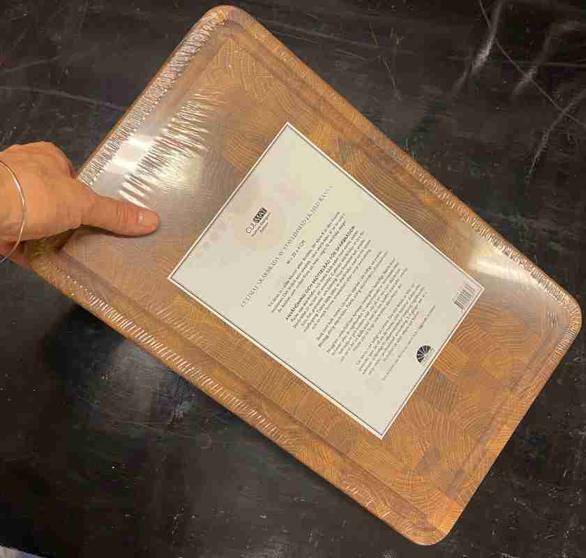 Hand h�ller inplastad sk�rbr�da