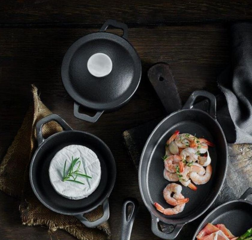 Minigrytan tillsammans med 2 andra gjutj�rnsformar