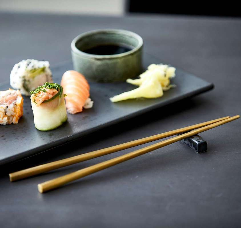 Gyllene �tpinnar i metall p� Freaky Kitchen