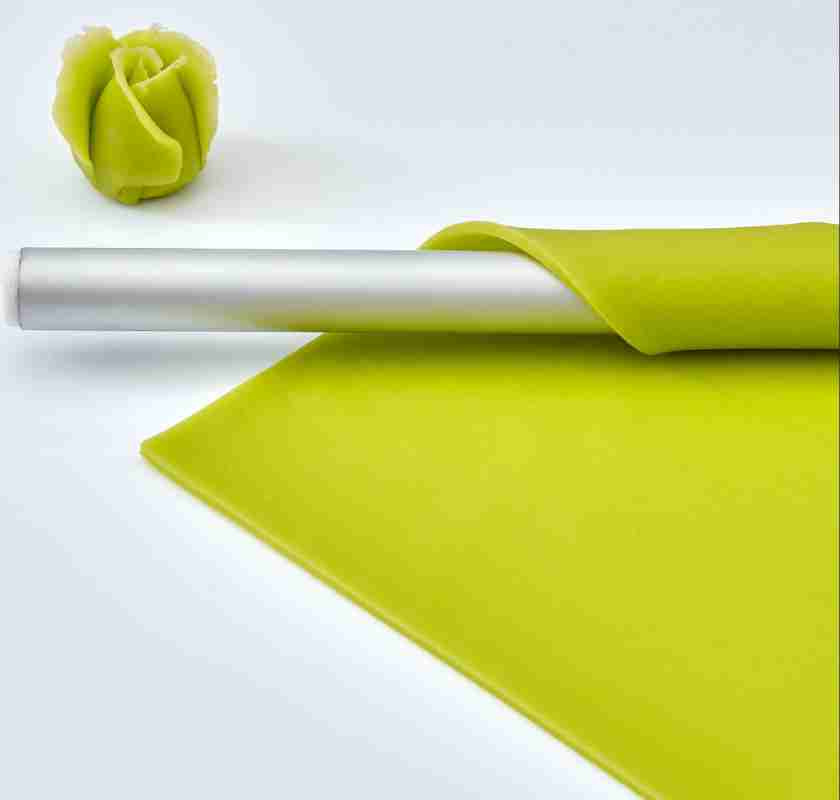 Utkavlad gr�n marsipan och en ros av samma marsipan