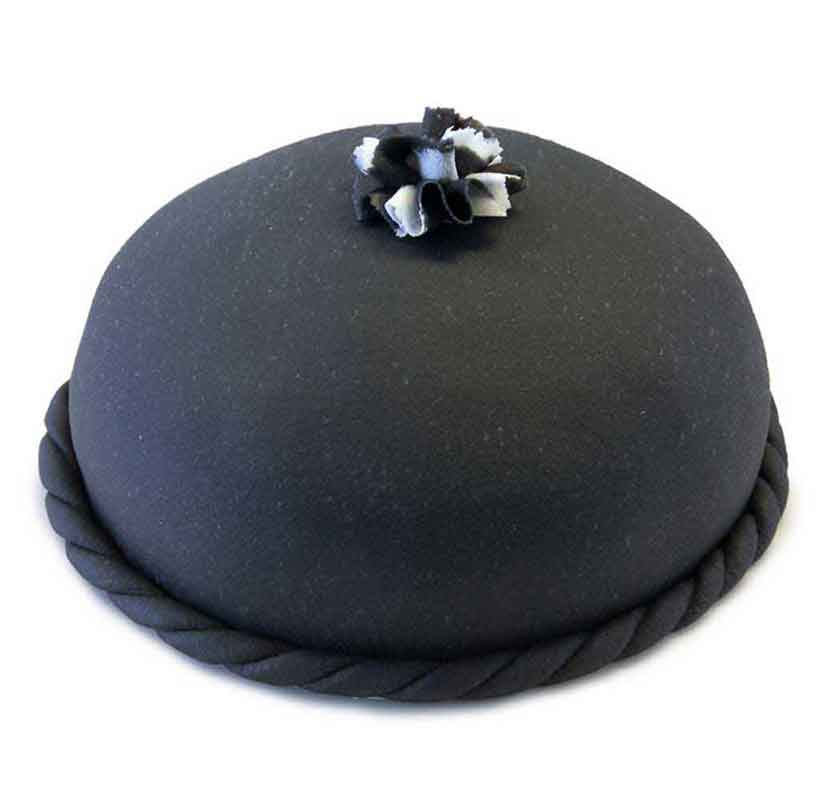 T�rta kl�dd med svart marsipan