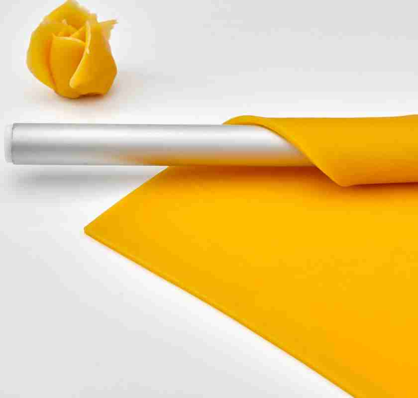 Gul marsipan utkavlad och en gul marsipanros