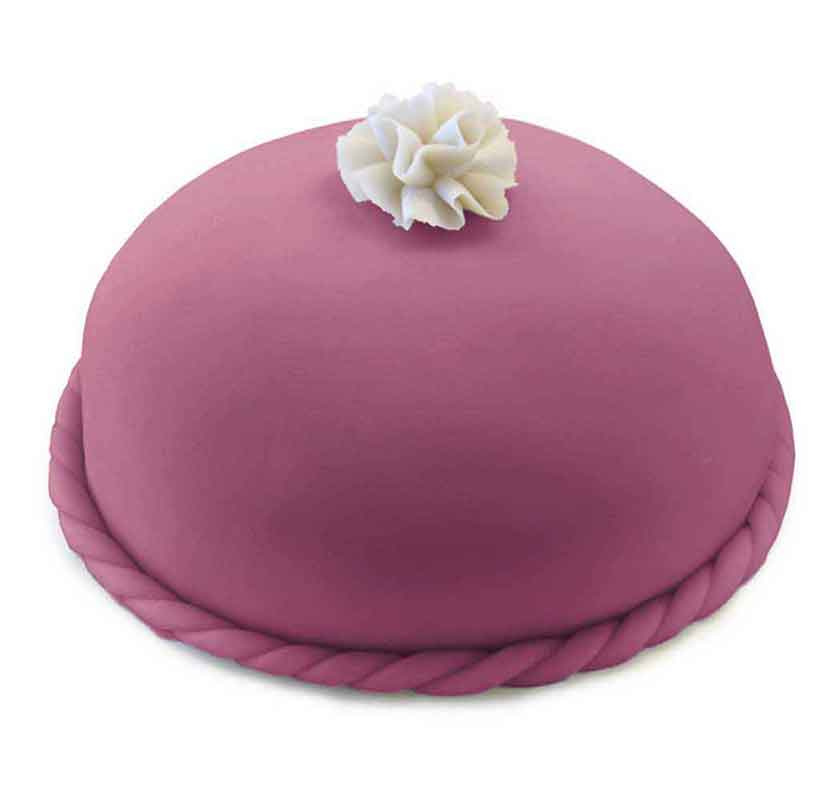 T�rta kl�dd med lila marsipan