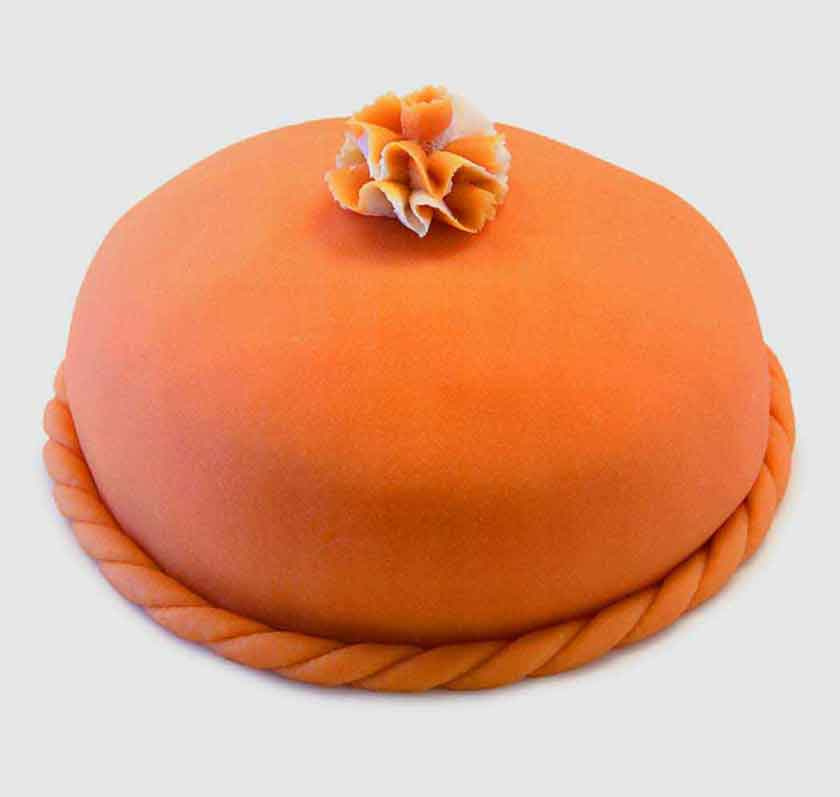 T�rta kl�dd med orange marsipan