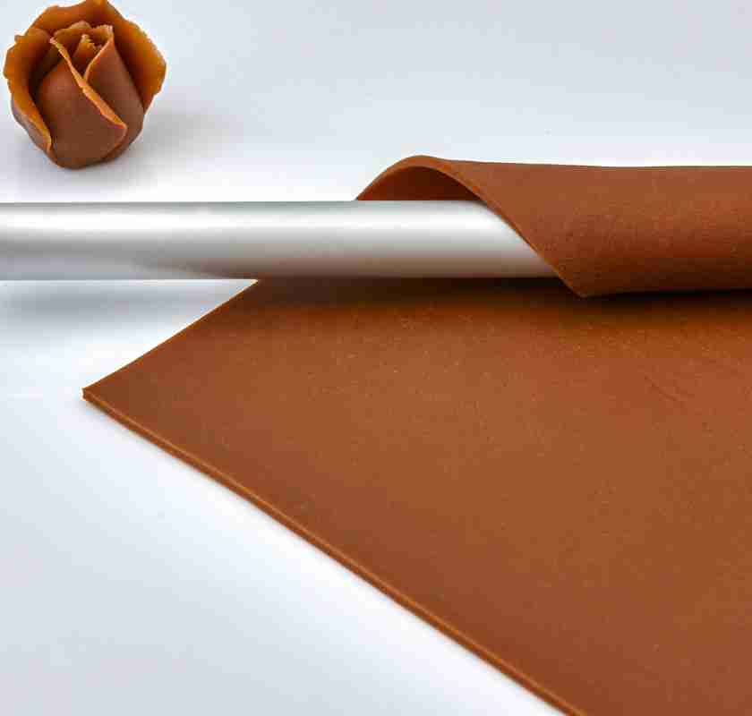 Utkavlad brun marsipan och brun marsipanros