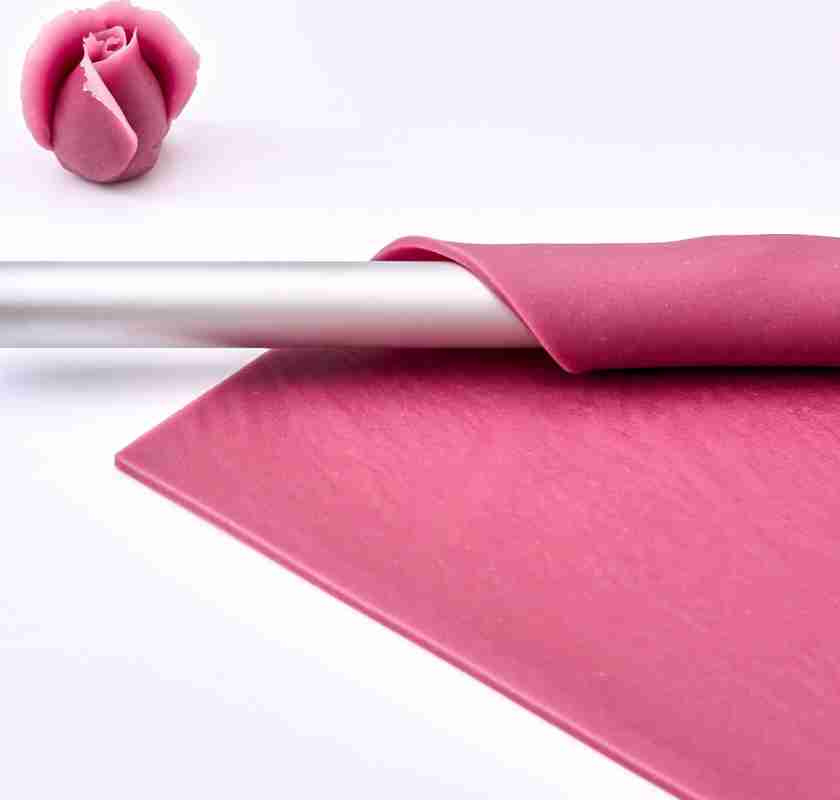 Utkavlad lila marsipan och lila marsipanros