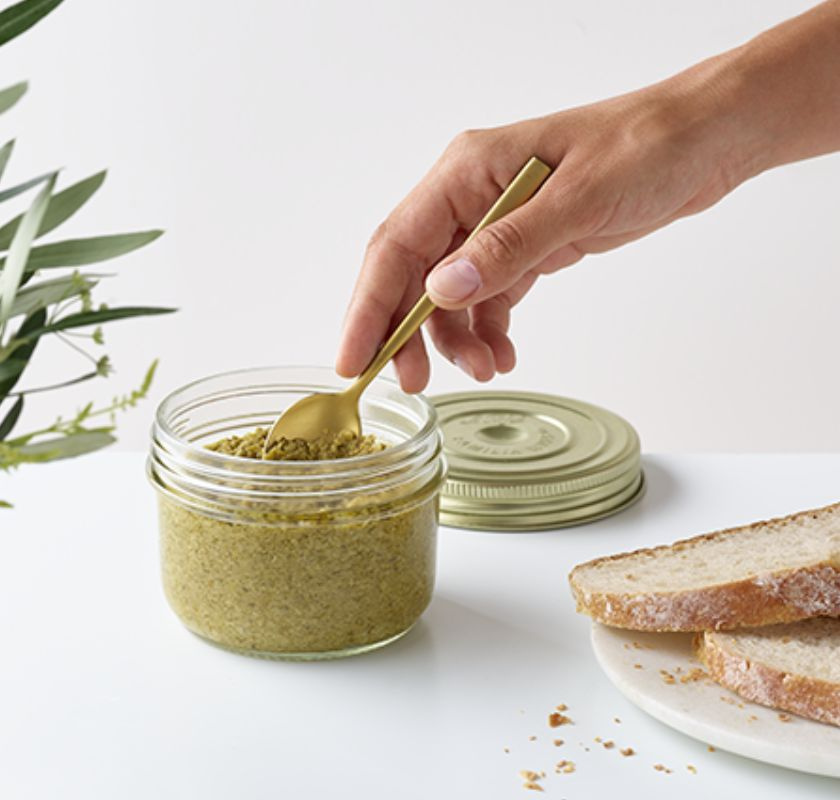 r�r med sked i glasburken