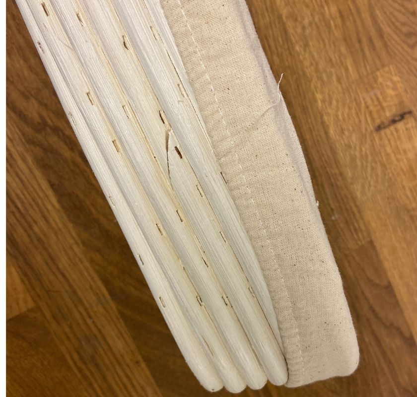 J�skorg fr�n sidan med �verdraget som g�r ner �ver kanten p� korgen