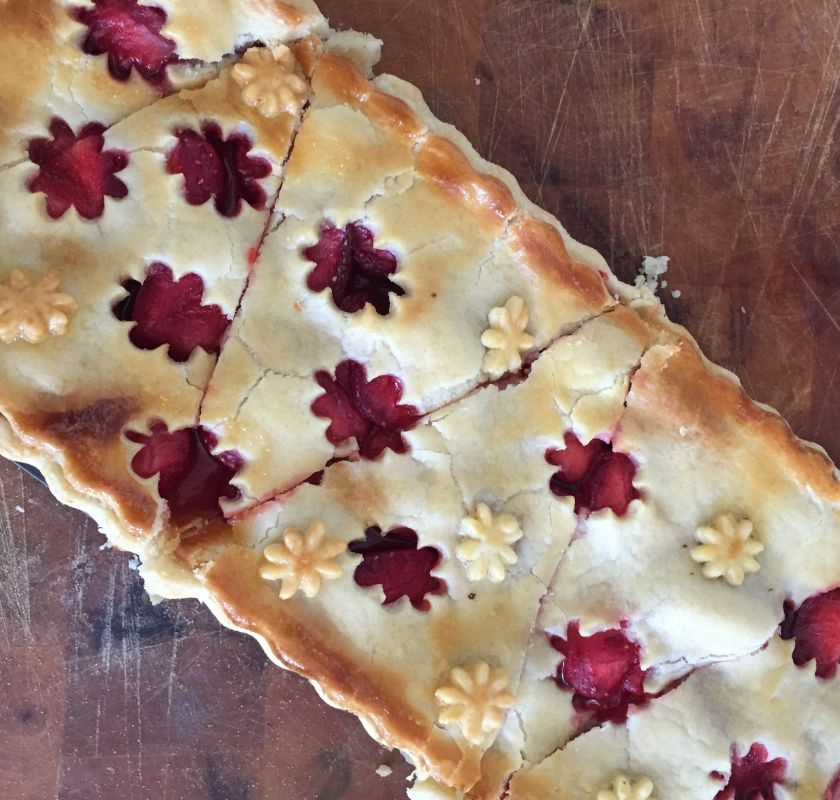 avl�ng pajform i metall fylld med �verbakad paj med jordgubbar