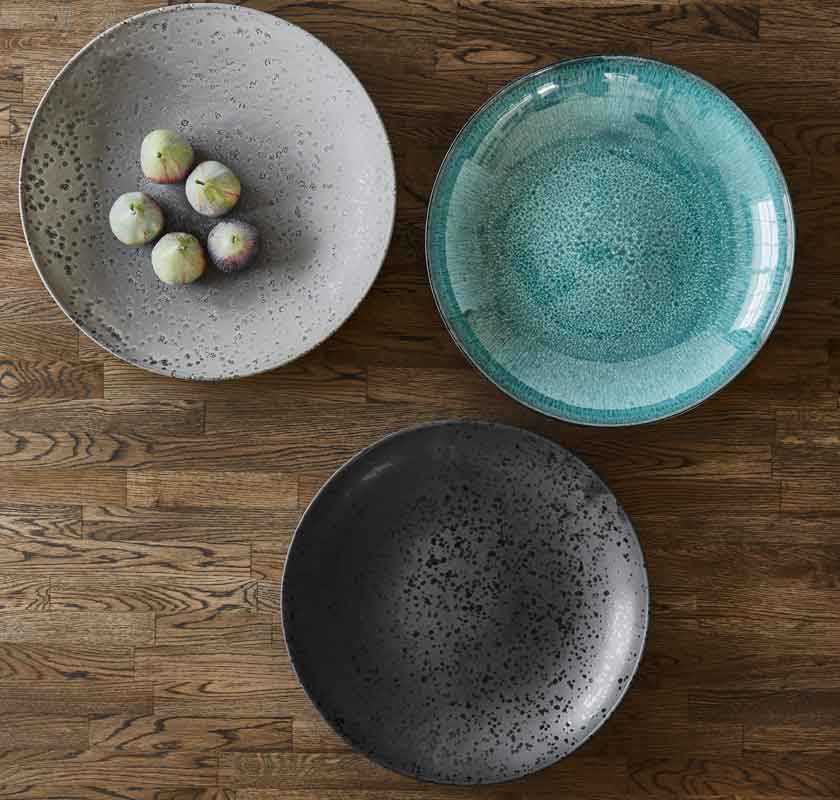 Stort fat svart med bl� glaserad insida 40cm