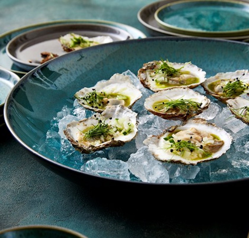 Stort fat svart med gr�n glaserad insida