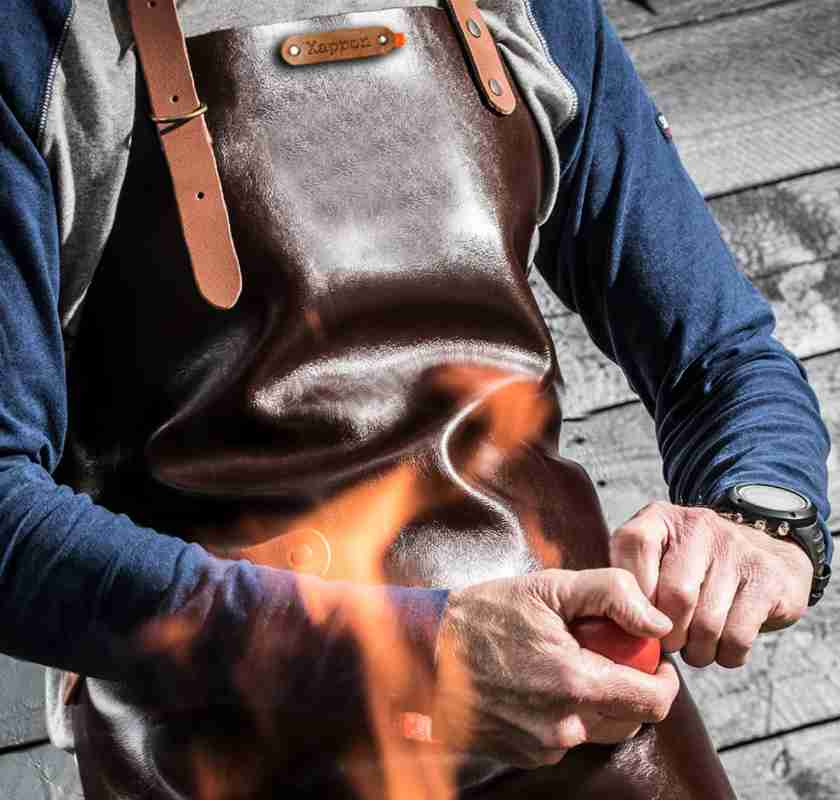 Skinnf�rkl�de brunt vaxat p� man