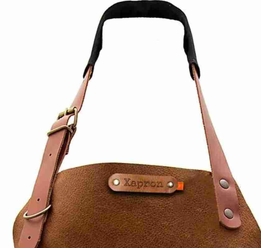 detalj av nackband handgjort rostbrunt l�derf�rkl�de