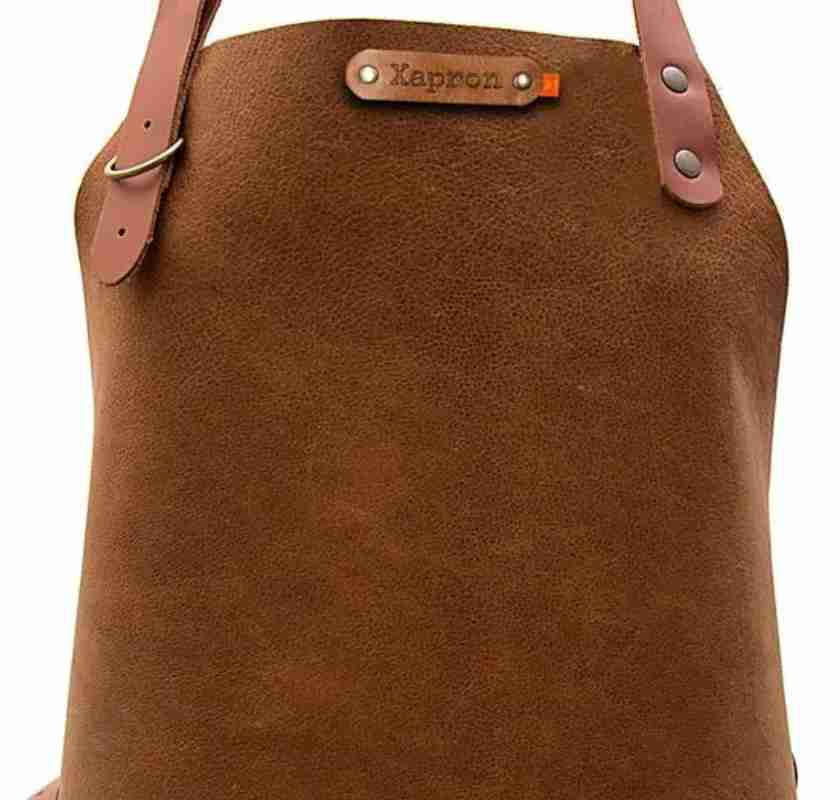 Detalj av framsidan p� handgjort rostbrunt l�derf�rkl�de