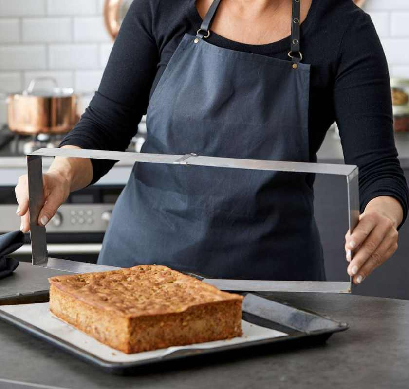 Rektangul�r justerbar t�rtram eller bakform utdragen p� l�ngden