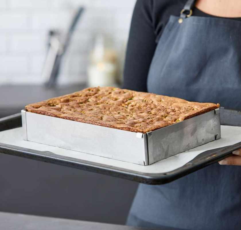 B�r fram rektangul�r justerbar bakform med kaka