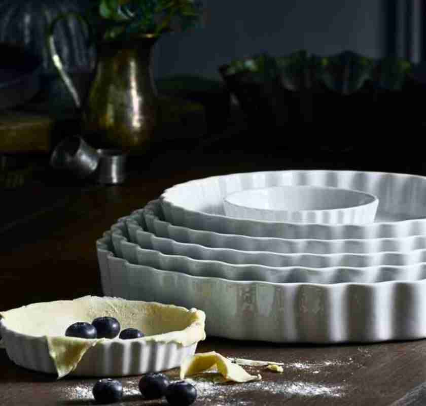 Pajform liten vitt porslin 11cm och en stapel med olika stora pajformar