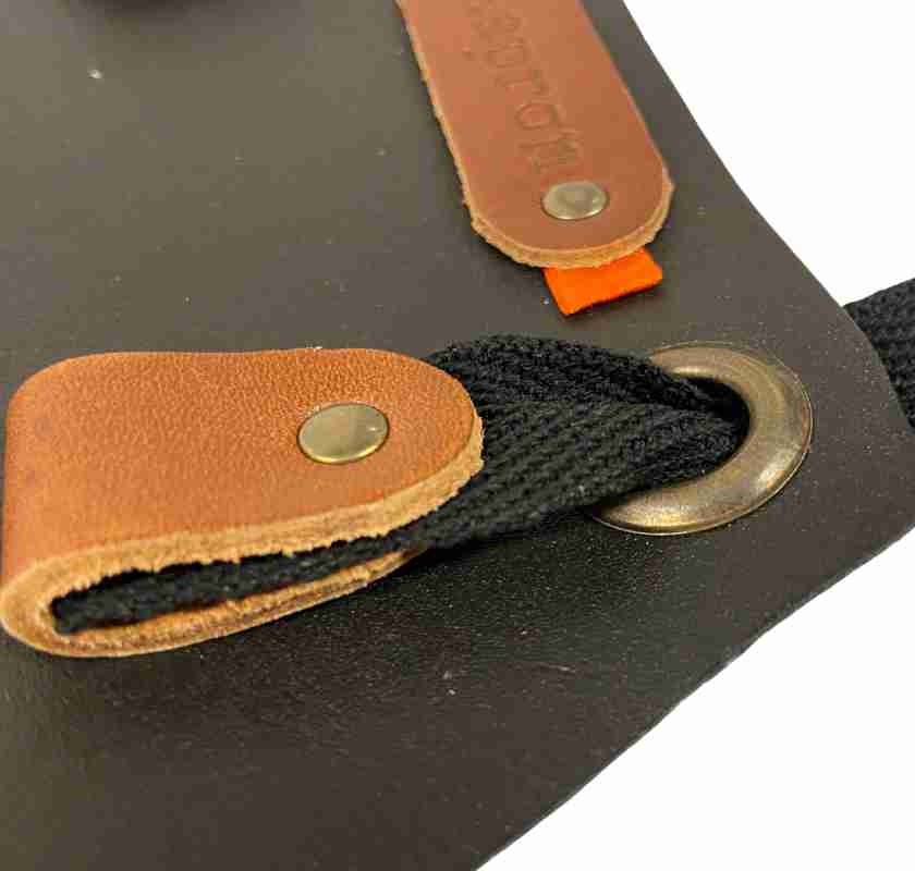 Detalj, knytband till barnf�rkl�de i svart skinn Xapron