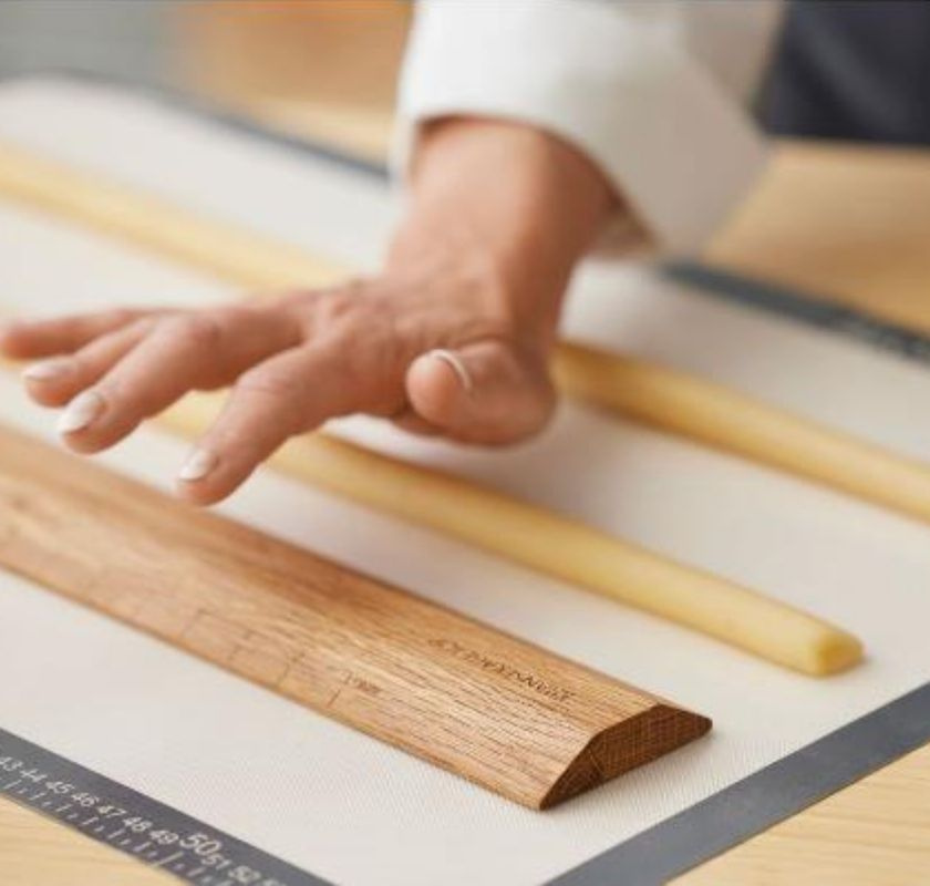 M�ter kakdeg med linjal p� bakmatta av silikon fr�n Blomsterberg