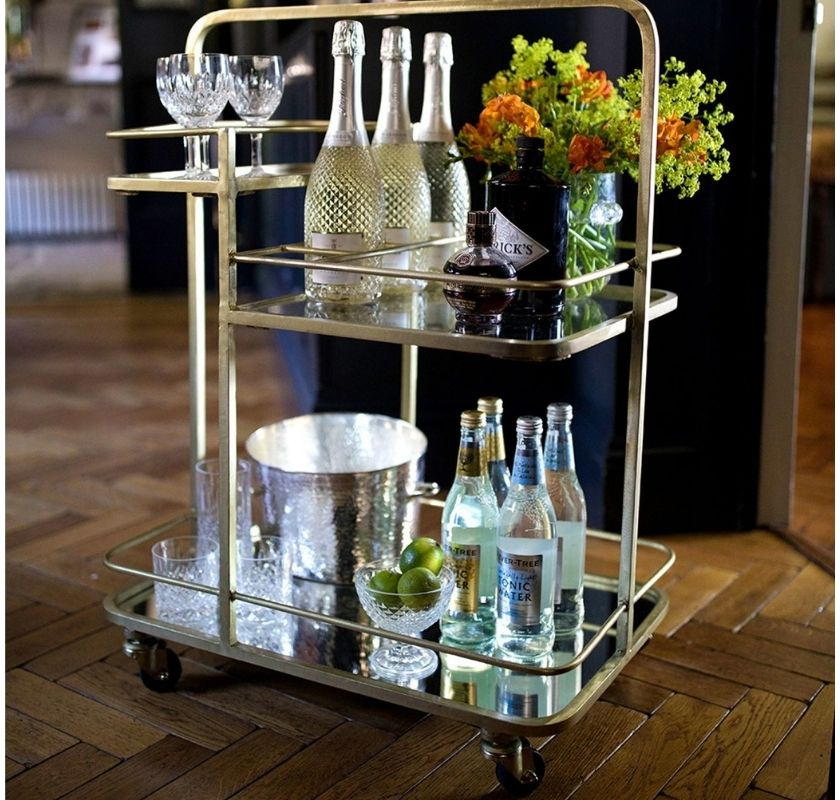 drinkvagn med flaskor och glas