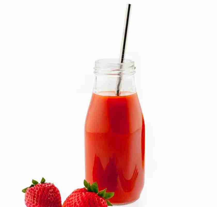 Sugr�r av rostfritt st�l i burk med jordgubbsjuice